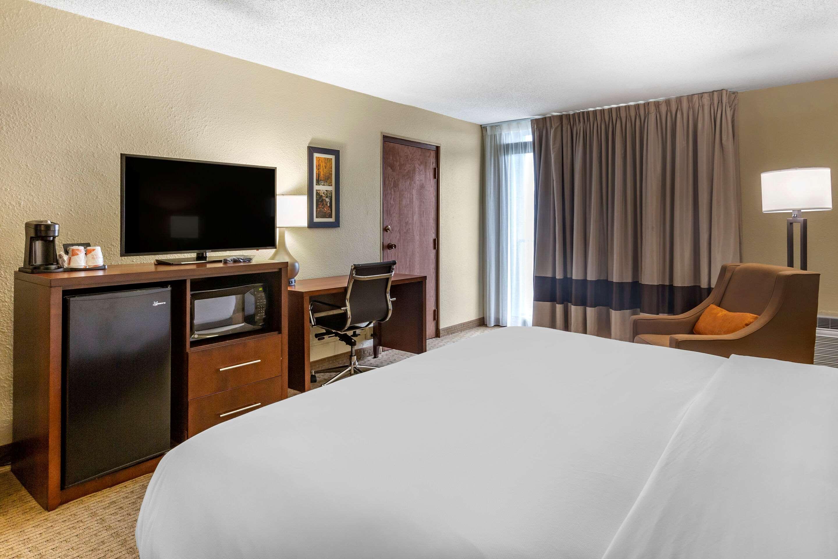 Comfort Inn & Suites Near Danville Mall Exterior photo